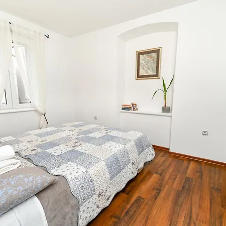 Aldora Apartman *